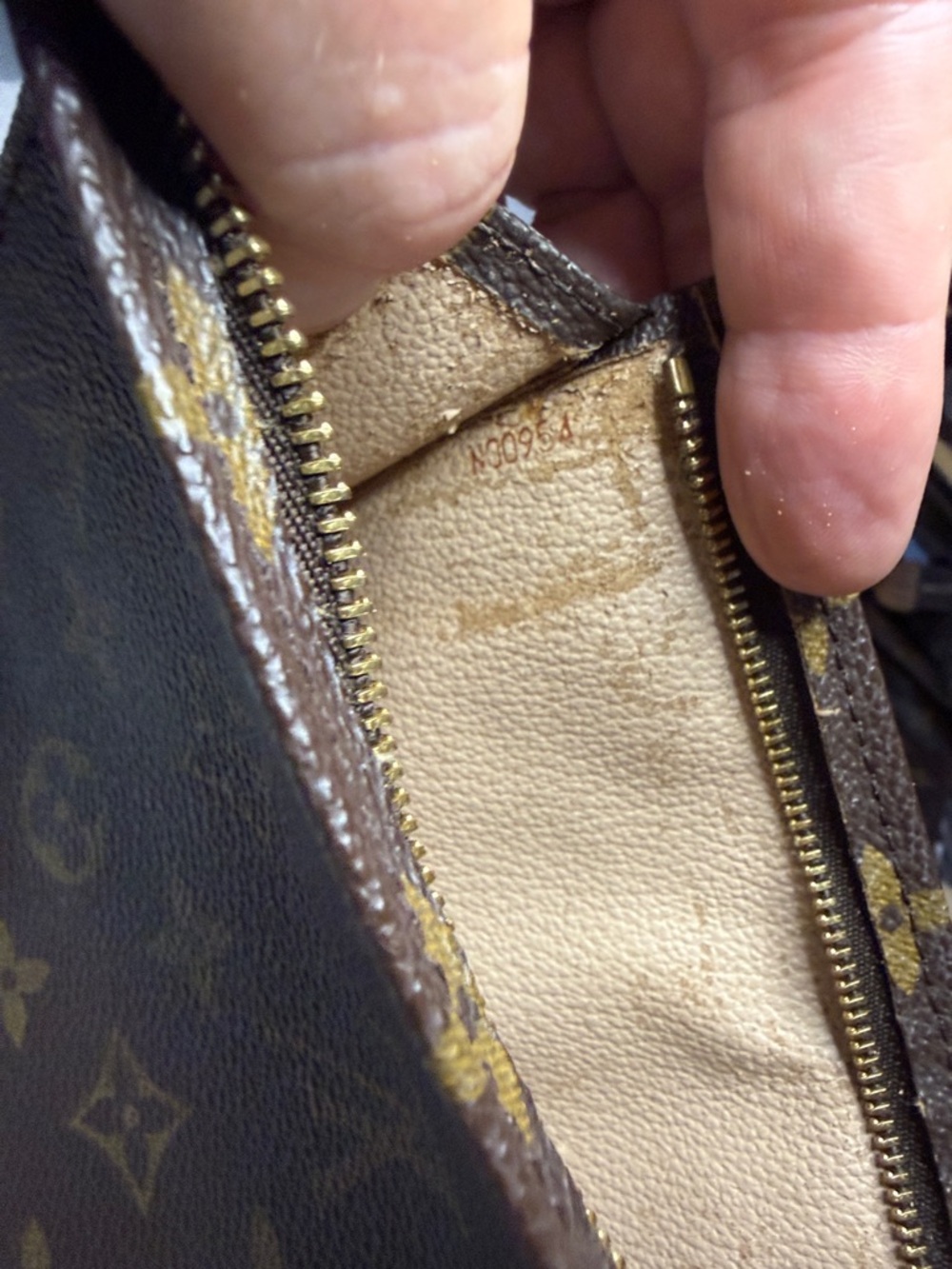 Louis Vuitton Monogram Pochette Toiletry 19 w/crossbody chain and felt insert - Picture 12 of 15